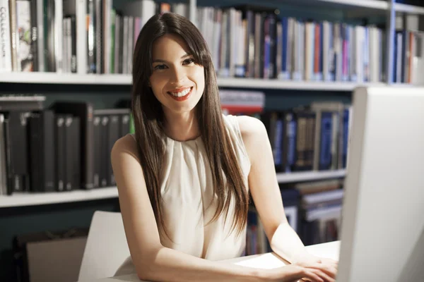 İş yerinde gülümseyen iş kadını