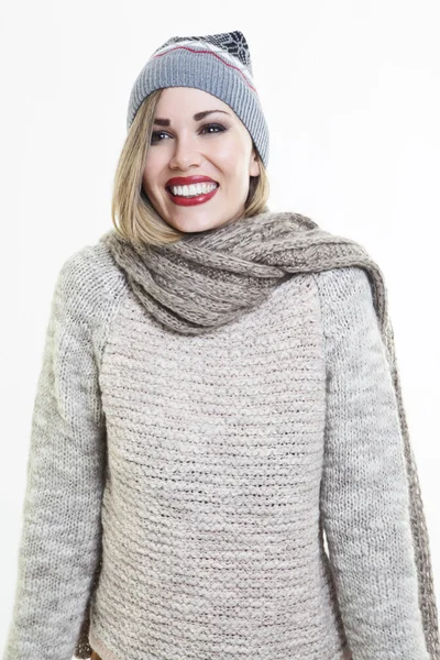 Gülümseyen kız kış giysileri içinde giyinmiş