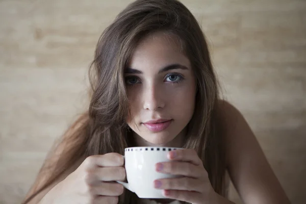 bir fincan genç bir kızla portresi