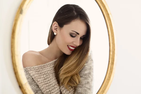 Romantik kadın aynaya yansıyan