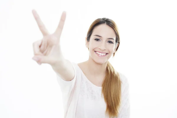 Kız zafer işareti yapıyor