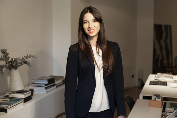 İş yerinde gülümseyen iş kadını