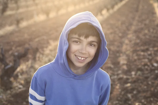 Doğal peyzaj boy gülümseyerek