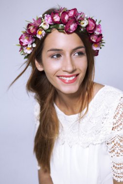 Çiçek çelenk içinde güzel bir kız