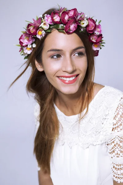 Çiçek çelenk içinde güzel bir kız