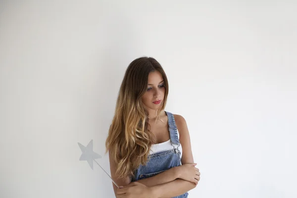 Sihirli bir sopa ile düşünceli genç kız