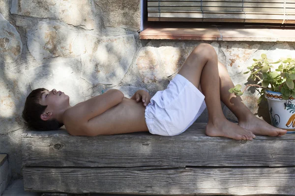 Teras içinde uyuyan çocuk