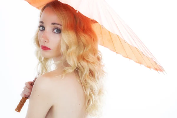 genç kadın bir şemsiye ile