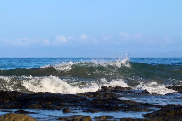 Akıntı kayaların üzerinden geliyor
