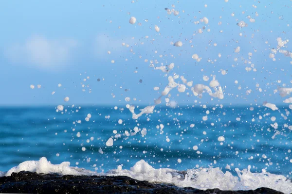 Okyanus dalgaları sıçrama kadar kapatın