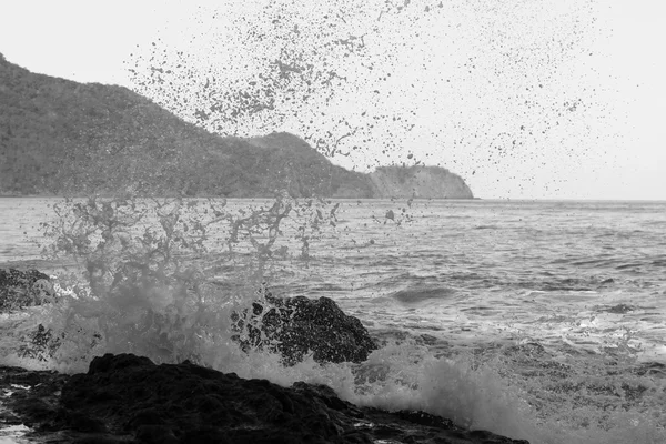 Dalgalar sıçramasına karşı taş