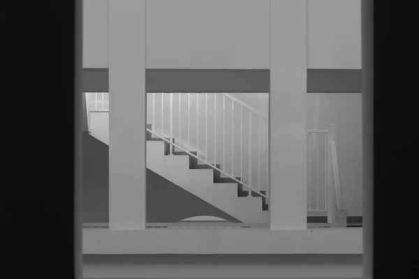 Глядя на лестницу через квадратное отверстие — стоковое фото