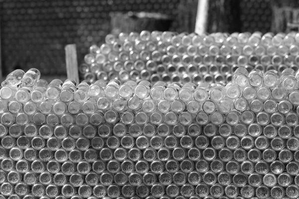 Yığılmış Corona şişeler