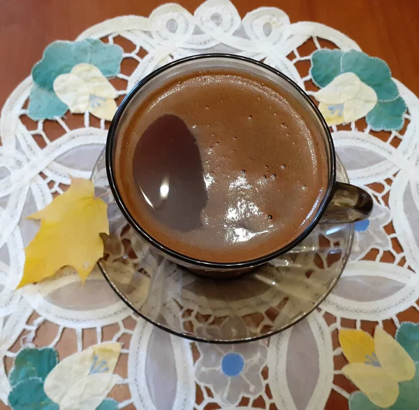 Кофейная чашка и желтый лист. — стоковое фото