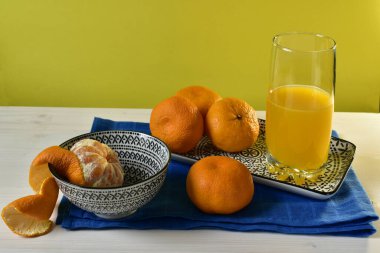 Mandalina ve bir bardak meyve suyu ile sakin bir hayat