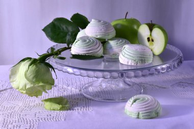 Şekerlemeler, yeşil elmalar ve gül