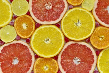 Turunçgil, meyve dilimleri ve viburnum meyvelerinin arka planı