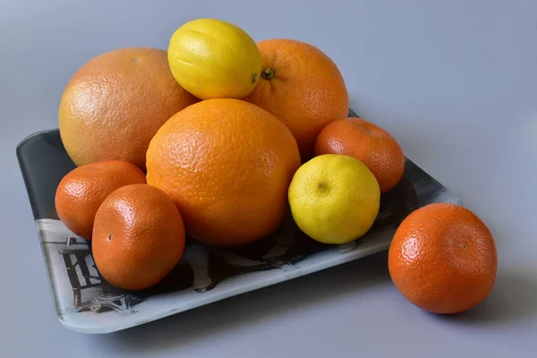 Frutos Cítricos Uma Placa Quadrada Fundo Cinza — Fotografia de Stock