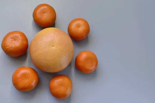 Toranja Tangerinas Sobre Fundo Cinza — Fotografia de Stock