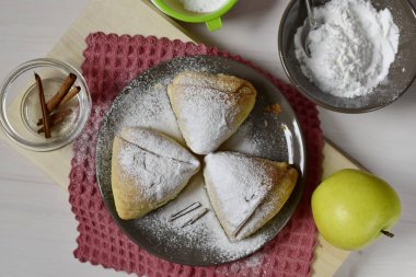 Üzerine pudra şekeri serpiştirilmiş elmalı turta manzarası