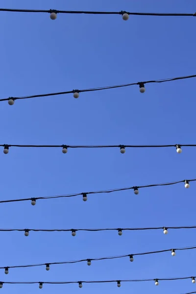 Glühbirnen Drähten Gegen Blauen Himmel — Stockfoto