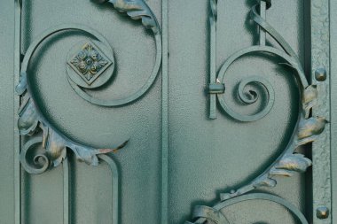 Güzel desenli metal bir kapının parçası.