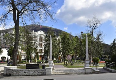 Pyatigorsk 'ta bir bahar sabahı Park Çiçeği Bahçesi Parkı' nın girişinin görüntüsü