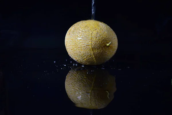 Melon Water Pouring Black Glossy Background — Stock Photo, Image