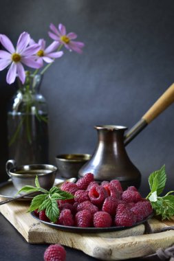 Böğürtlenli, kahveli ve çiçekli bir hayat.