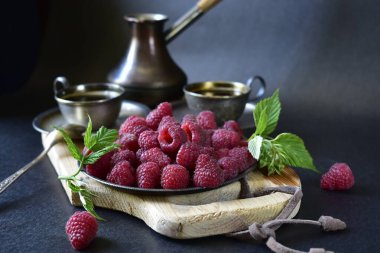İki kişilik Türk kahvesi ve koyu arkaplanda taze ahududu.