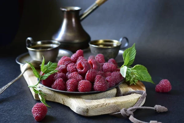 İki kişilik Türk kahvesi ve koyu arkaplanda taze ahududu.