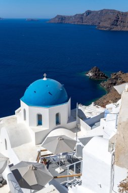 Ortodoks kiliselerinin ünlü mavi kubbeleriyle Santorini kalderasının panoramik manzarası