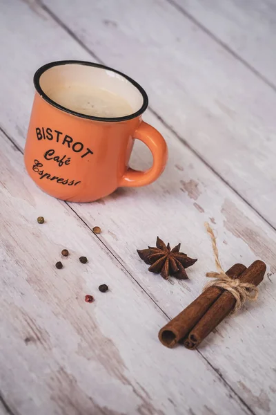 Xícara Café Laranja Vintage Com Canela Anis Estrela Fundo Madeira — Fotografia de Stock