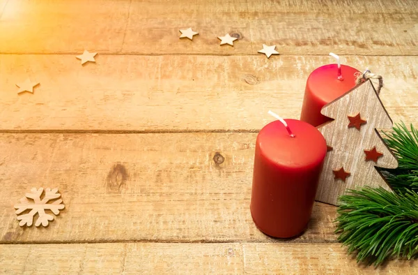キャンドル 松の枝 木製のクリスマスツリー 星と木製のテーブルの上にフレークでクリスマスの装飾 テキストのコピースペース — ストック写真