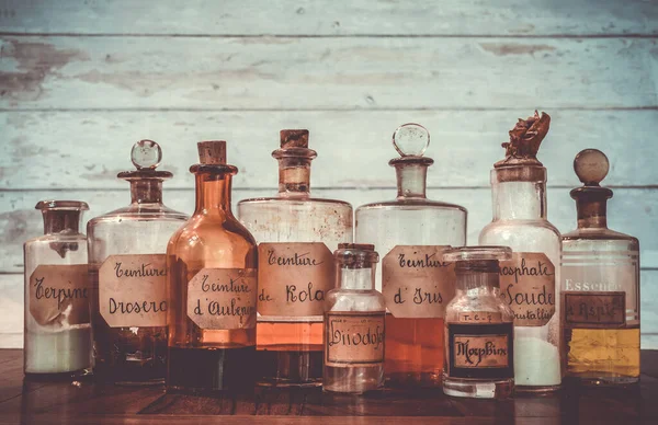 Древние Аптекарские Горшки Ингредиентами Медицины Изолированы Белом Деревянном Фоне — стоковое фото