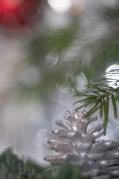 Weihnachtsdekoration Nahaufnahme Einer Bemalten Tannenzapfen Auf Einem Weihnachtsbaum Ein Roter — Stockfoto