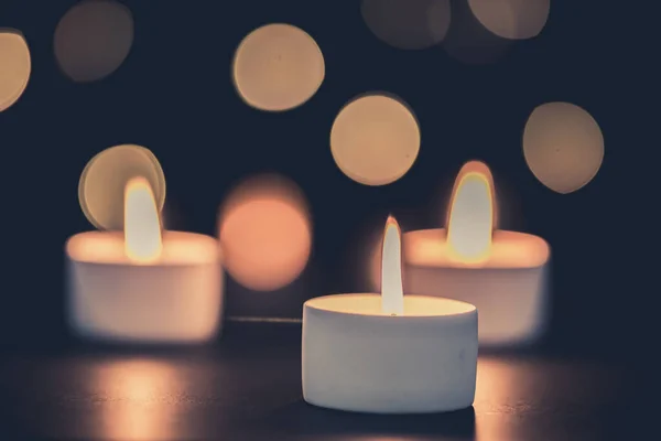 Три Палаючі Свічки Перед Красивим Барвистим Колом Блискучий Фон Боке — стокове фото