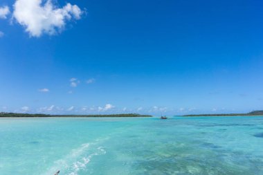 Upi Körfezi 'nin güzel deniz manzarası, Pines Adası, Yeni Kaledonya: Turkuaz lagünü, yemyeşil bitki örtüsü, mavi gökyüzü