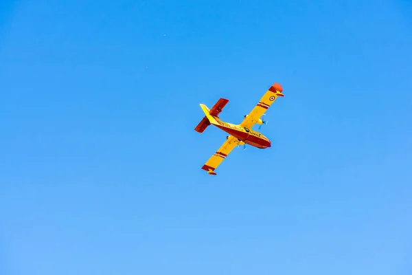 Yellow Fire Fighting Plane Going Throwing Water Fire Marseille Airport — Stock Photo, Image