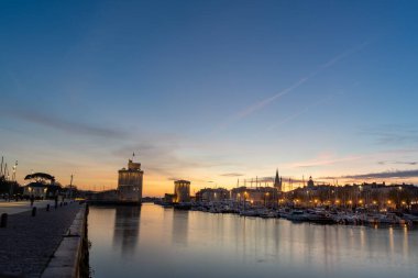 La Rochelle 'in eski limanının panoramik manzarası ve ünlü eski kuleleri.