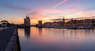 La Rochelle 'in eski limanının panoramik manzarası ve ünlü eski kuleleri.