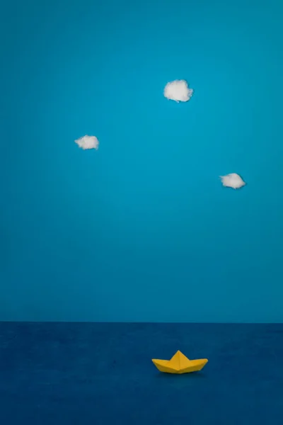 Origami Barco Papel Amarelo Mar Papel Azul Céu Com Nuvens — Fotografia de Stock