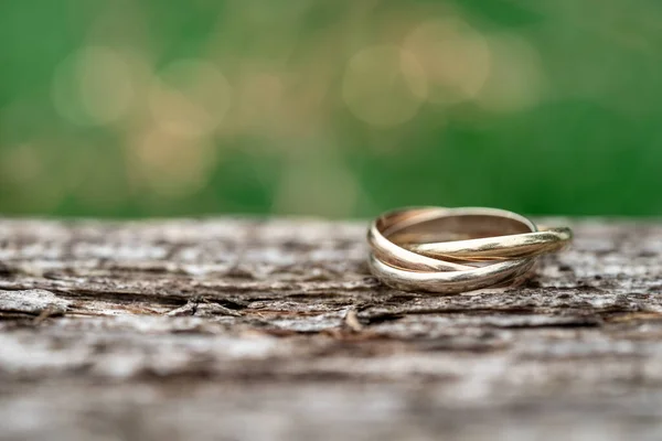 Nahaufnahme Eines Rings Mit Drei Ringen Auf Holzgrund Hochzeitsschmuck Gold — Stockfoto