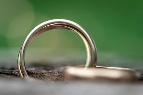 Close Van Een Ring Met Drie Ringen Houten Ondergrond Trouwsieraden — Stockfoto