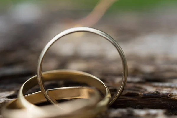 Close Van Een Ring Met Drie Ringen Houten Ondergrond Trouwsieraden — Stockfoto