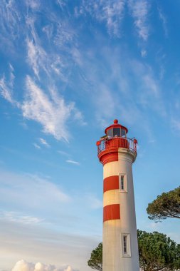 Güney batı Fransa 'da güneşli bir günde La Rochelle dikey deniz feneri