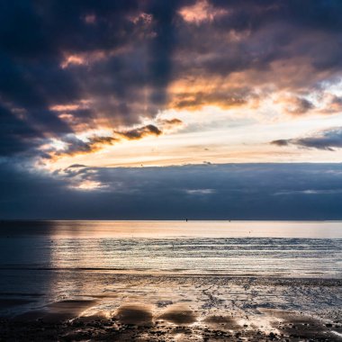 Denizin üzerinde güzel bulutlar. Re Adası 'nda fırtınalı bir gökyüzü var.