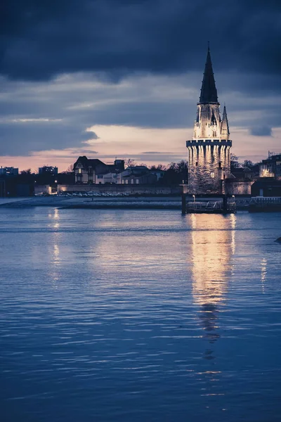 Noční Pohled Tour Lucerna Rochelle Francie Krásný Odraz Přístavní Vodě — Stock fotografie