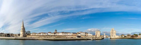 Güneşli bir günde meşhur eski kuleleriyle La Rochelle limanının panoramik manzarası