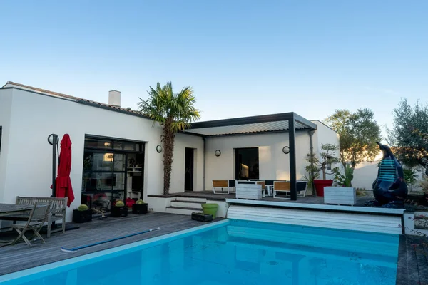 Açık hava pergola gölgelik yapısı, tente ve teras çatısı, bahçe salonu, sandalyeler, peyzaj ile çevrili metal ızgara.